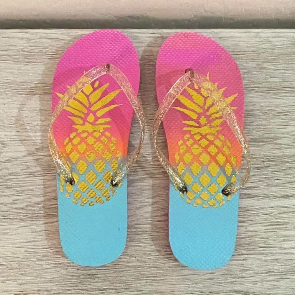 New The Children's Place Flip Flop Sandals Foil Metallic Gold Pineapple 5/6